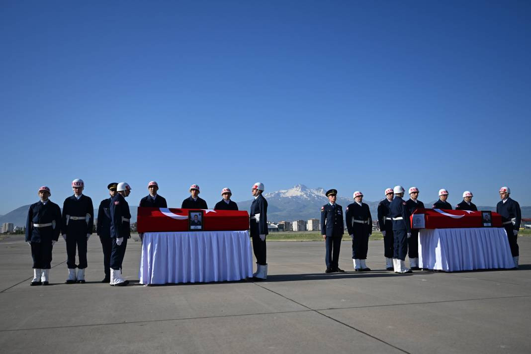 Uçak kazasında şehit olan 2 albay için komutanlıkta tören - Resim: 22